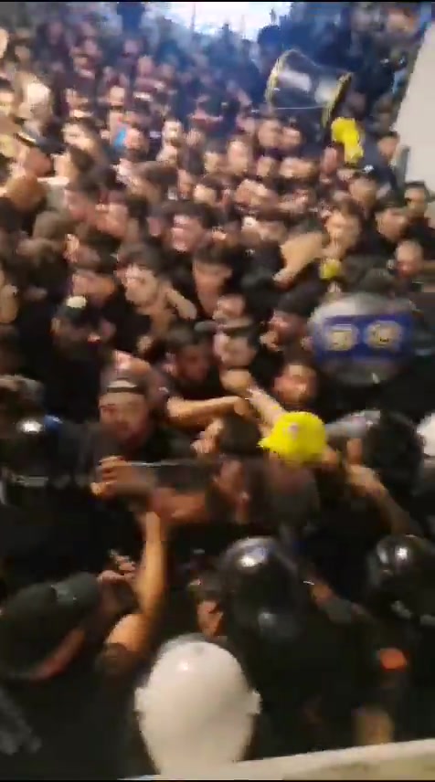 记者：费内巴切球迷有票却被拒绝进场，现场引发骚乱