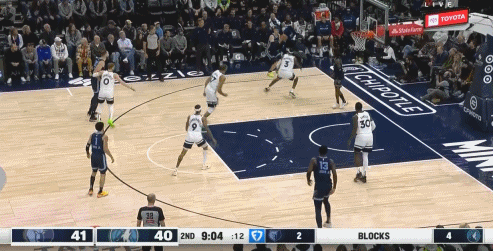 😂莫兰特内线背打戈贝尔!假动作没骗动 自己运球出界了…… 😂莫兰特内线背打戈贝尔!假动作没骗动 自己运球出界了……