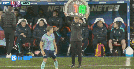 🤕不容乐观!邮报:萨卡可能遭遇腿筋撕裂,或将因此伤缺两个月