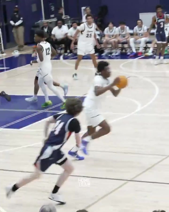 湖人没比赛!今天詹姆斯和妻子现场观看二儿子布莱斯的高中比赛 湖人没比赛!今天詹姆斯和妻子现场观看二儿子布莱斯的高中比赛