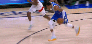 摧枯拉朽！字母哥反击大步流星撞翻迪克打进还造犯规 但加罚不中