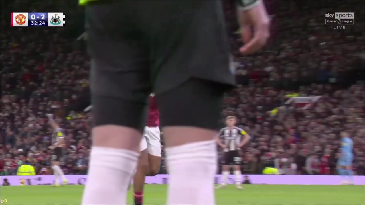 双重暴击！齐尔克泽第33分钟被阿莫林换下后，老特拉福德全场嘘声