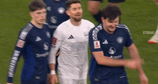 暴怒💥马奎尔怒斥哈弗茨和裁判,拉都拉不住😲最后无奈地笑了