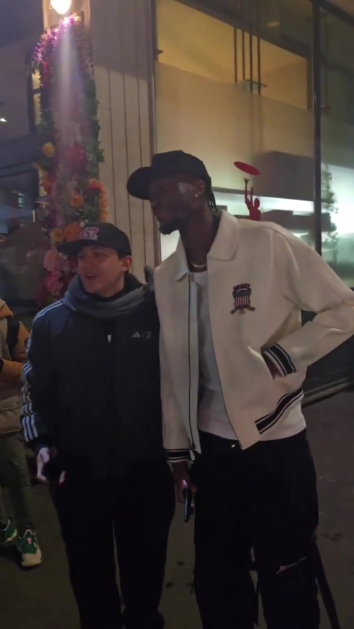 庆祝意甲30球🎊特奥宴请米兰队友吃晚饭,小图拉姆和帕瓦尔出席 庆祝意甲30球🎊特奥宴请米兰队友吃晚饭,小图拉姆和帕瓦尔出席