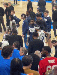 家属都坐不住了😂兰德尔末节挥手制止家人离开 告诉他们留下来 家属都坐不住了😂兰德尔末节挥手制止家人离开 告诉他们留下来