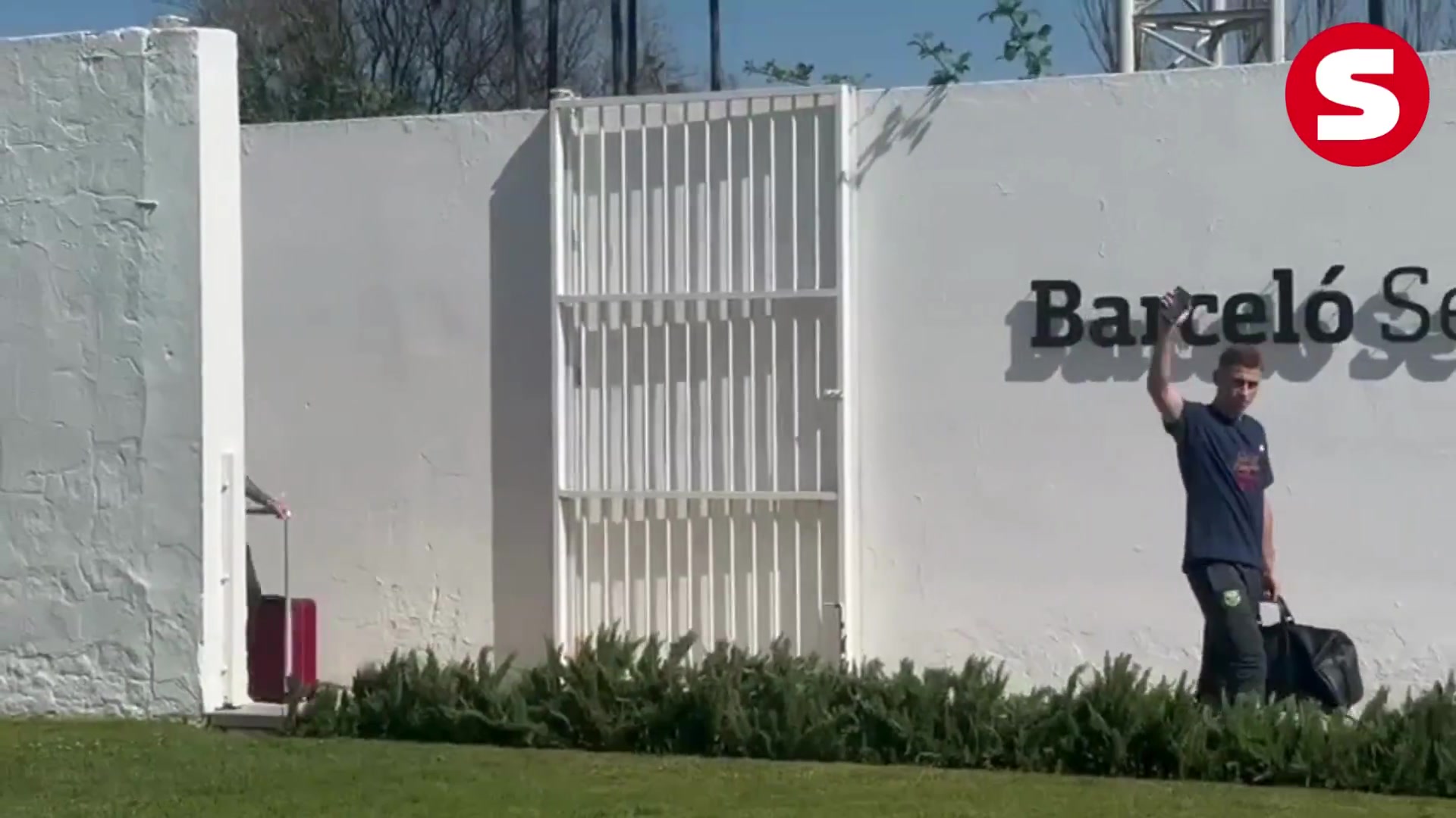 🏆巴萨全队今早离开酒店返回巴塞罗那，莱万单手提奖杯